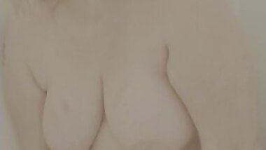 Teen masturbates in shower