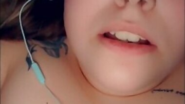 Bbw fucks her tight pussy