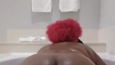 BBW SHAKING NICE ROUND BOOTY ON GORILLA DICK IN RESORT TUB!!!
