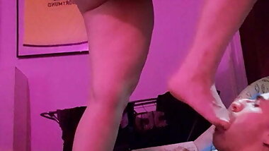 I suck BBW Mistress’ feet and toes