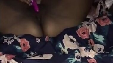 Ebony Sluttybonnie Masturbates with Feet Up