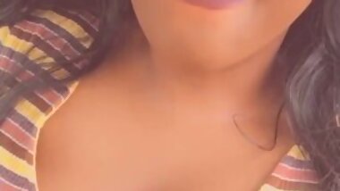 Fey Sinclair eating pizza