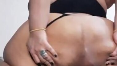 Twerking my oiled ass and showing my booty and pussy