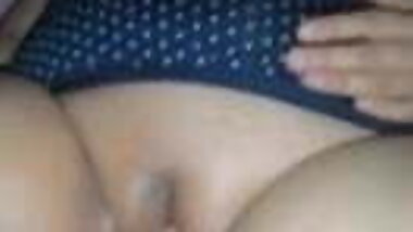 Mom loves have son's hand in her pussy