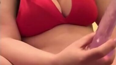 Milf fucks herself until she cums