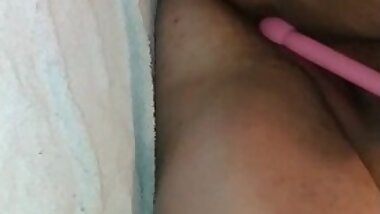 Tinder thot fuck her pussy with a toy she found