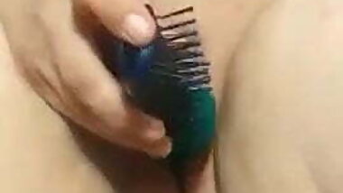 ExGf Fucking Her Pussy With A Hair Brush