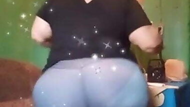 Madura moviendo sus nalgotas