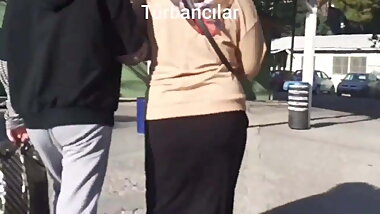 Turkish girl in hijab shows ass