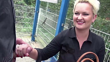 Geile BBW Hausfrau an der Haltestelle aufgesammelt