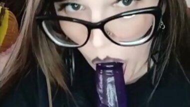 Your thiccc little step sister shows you exactly what she wants