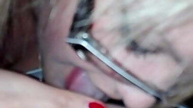 Budding hairdresser master sucking cock