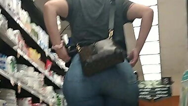 Juicy PAWG ass in jeans