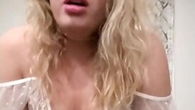 Pregnant Mia Gianna cums too hard and has to tap out