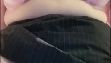 Masturbate secretly in the office where no mature woman OL is gone