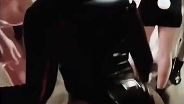 Demi Lovato twerking en cuero