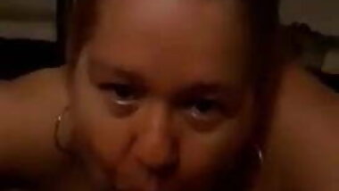 la grose pute de mimhay suce une queue