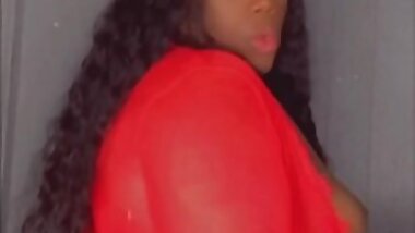 Sexy Bbw transgender woman playing on Snapchat. Showing off this sexy natural body. Who wants sum