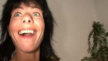 Deutsche Muttertiere machen die Beine breit