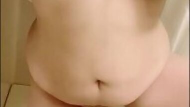 Pissing of a Japanese mature woman