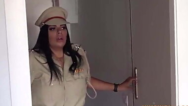 Police wali ne chor ko apne boobs se dhoodh pilaya aur choda