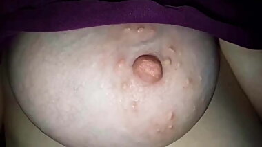 Caresses sensuelles sur ses seins moelleux