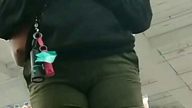 Pudgy white girl cameltoe.