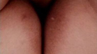 Chubby bbw fucks her pussy