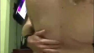 Jeune salope plantureuse se fait prendre contre le mur