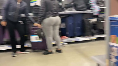 Mami milf in gray leggings