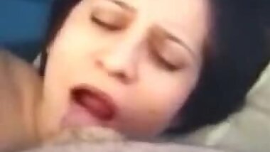 Chubby beauty suck and facial