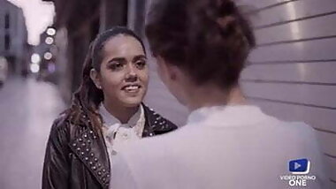 Brunette aux gros seins baisee dans la cuisine per son