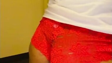 She claps so effortlessly