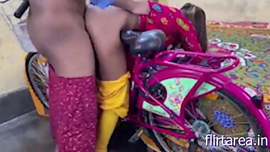 Girlfriend ko cycle pe doggy style me choda