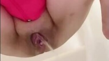 Pissing of a Japanese mature woman