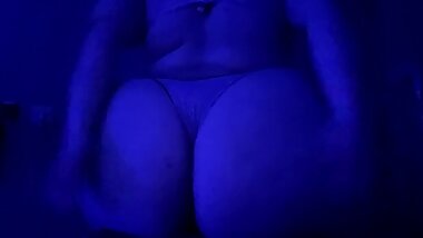 Толстушка трясет жопой сидя на стуле Irina Priroda