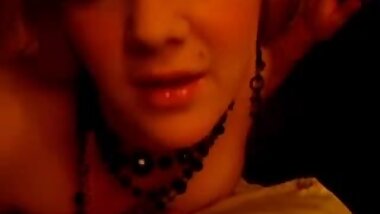 Dark webcam show with curvy cutie