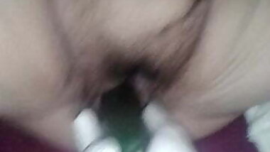 Mit zwei Gurken gefickt