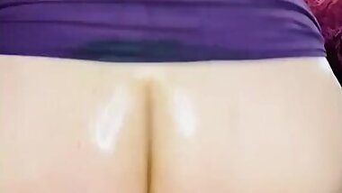 Twerking and bouncing big juicy ass