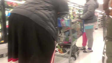 BIG OL MASSIVE BOOTY GILF (Preview)