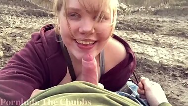 Hübsches deutsches mit großen Brüsten lutscht bei Spaziergang den Schwanz ihres Freundes