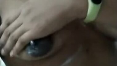 se restriega tu leche en sus tetas de !